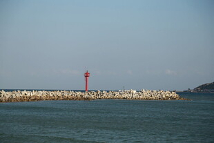 海边灯塔与防波堤景观