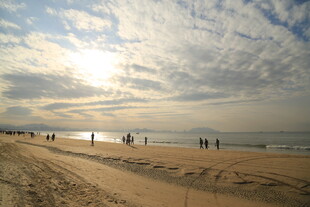 夕阳下的海滩漫步景象