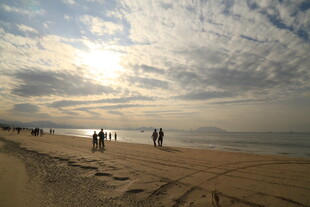 夕阳下的海边漫步场景