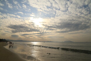 夕阳下的海边漫步美景