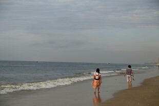 海边漫步的两位女性