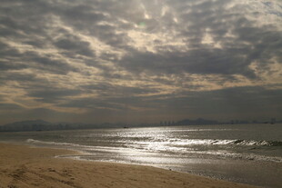 海边黄昏 云影波光共舞