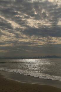 黄昏下的海边静谧景象