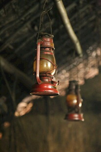 复古煤油灯悬挂于室内