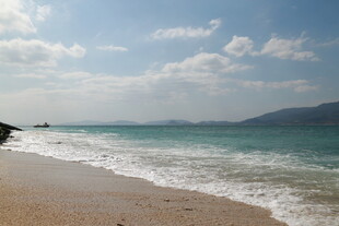 美丽海滩与海浪蓝天风景