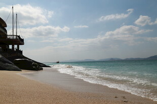 海边美景 沙滩与海浪相伴