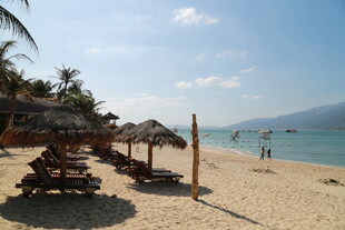 热带海滩休闲度假场景