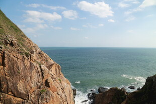 海边嶙峋峭壁与辽阔大海