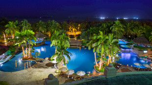 夜晚迷人的热带泳池景观