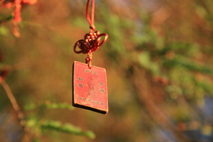 红色吊牌挂饰特写