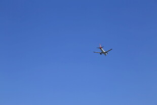 蓝天中飞行的小型飞机