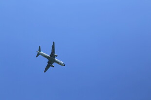 蓝天中飞行的客机