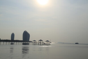 海滨城市天际线海景风光