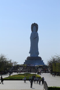 南海观音雕像前游客漫步