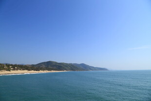 碧海蓝天的美丽海滨风光