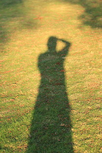 阳光下的人影剪影