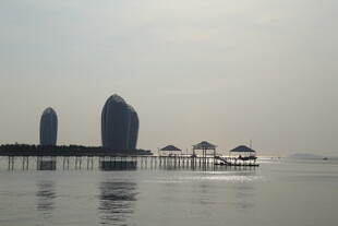 湖畔独特建筑映于水面