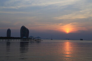 海滨日落时的城市建筑美景