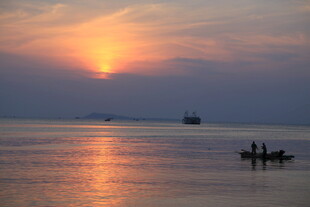 海上日落小船静谧美景
