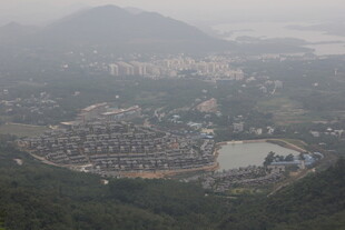 雾中俯瞰山水环绕村落