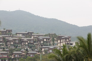 山间错落有致的特色建筑群