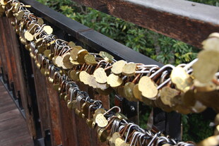 桥上挂满的爱情同心锁