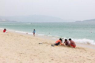 沙滩上的休闲人群