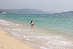 海边漫步的惬意身影