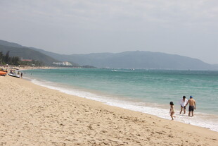 美丽海滩上的悠闲漫步