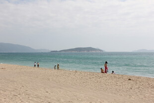 海边沙滩上的悠闲时光