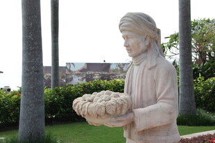 手持物品的人物雕像