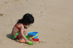 沙滩上玩耍的可爱小女孩