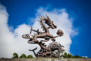 云端飞龙雕塑