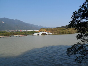 湖畔风光远山近水景色美