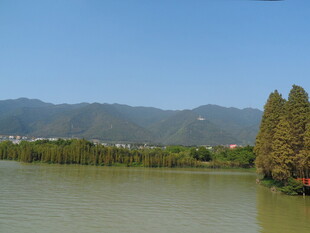 湖畔青山绿树风景如画