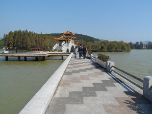 湖畔长桥漫步景