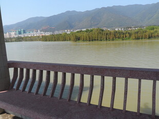 河畔长椅 静享山水之美