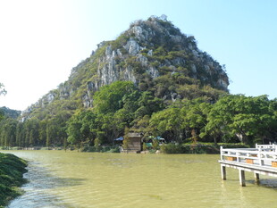 山水相依的秀丽河畔风光