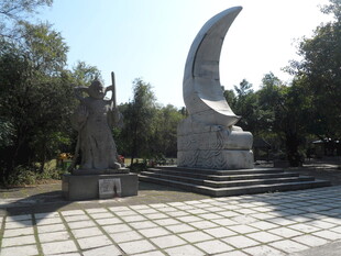 户外新月造型雕塑景观