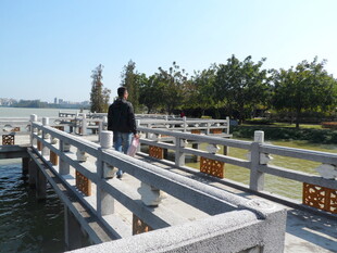 湖畔木桥漫步人