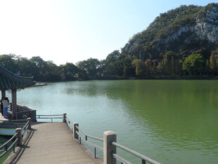 湖畔木栈道的宁静风光