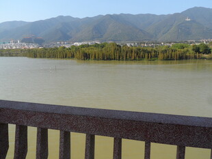 江边栏杆处的山水风光