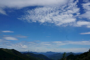 蓝天白云下的壮美山峦