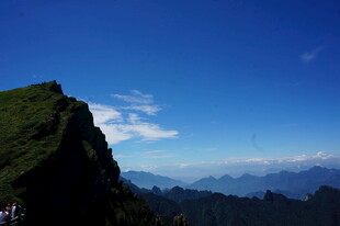 巍峨青山与蓝天相映