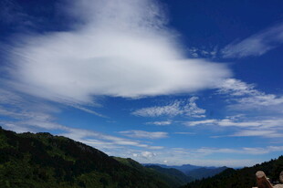 蓝天白云下的山峦美景
