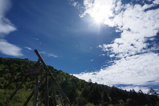山间阳光蓝天美景