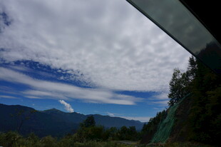 窗外青山蓝天云景
