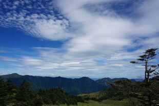 蓝天白云下的山峦美景