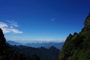 壮美山峦与蓝天美景