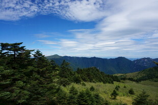山间绿野蓝天美好景致